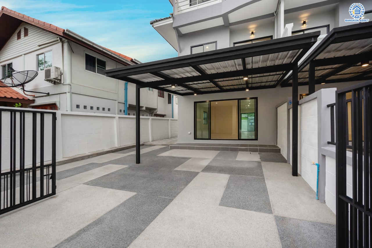 บ้านมือสองตกแต่งใหม่ ดีไซน์สวย ม.บ้านช่อชัยพฤกษ์ จรัญฯ-ปิ่นเกล้า เนื้อที่ 47.5 ตร.ว. ฟังก์ชัน 3 ห้องนอน 3 ห้องน้ำ จอดรถได้ 2 คัน รองรับทุกกิจกรรม บนทำเลเชื่อมต่อหลายเส้นทาง ใกล้จุดขึ้นทางด่วน "ศรีรัช" และรถไฟฟ้าสายสีแดง "สถานีบางบำหรุ"